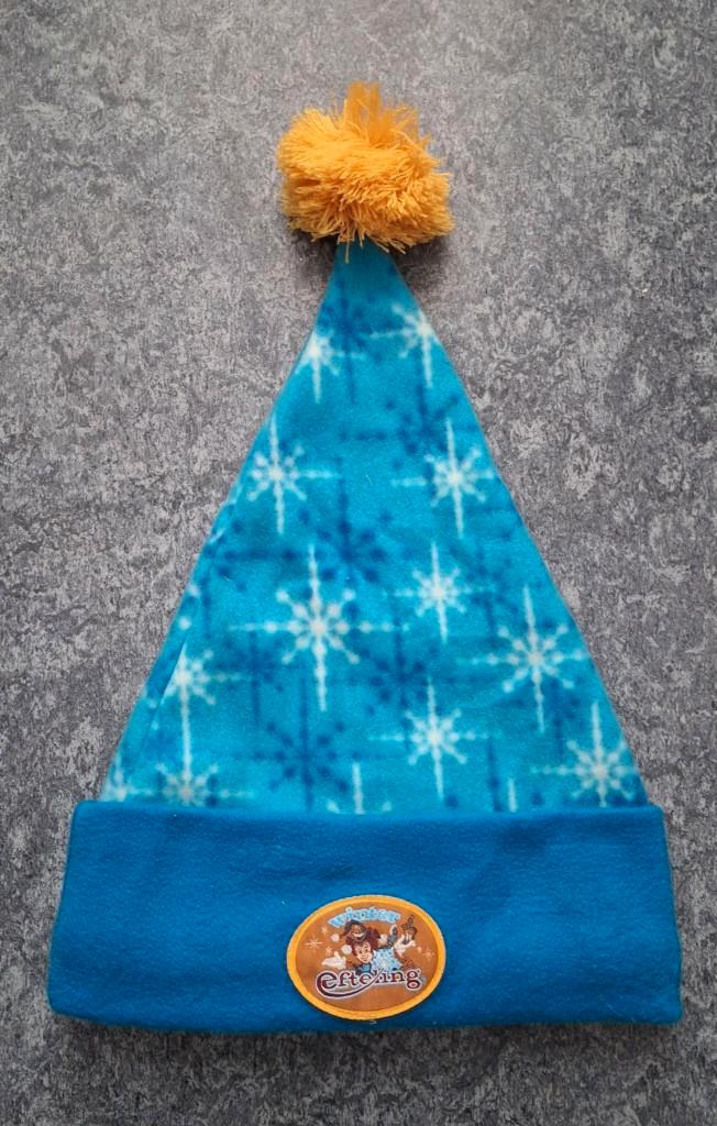 Te koop blauwe fleece muts van de Winter Efteling., Verzamelen, Efteling, Zo goed als nieuw, Kleding, Ophalen of Verzenden