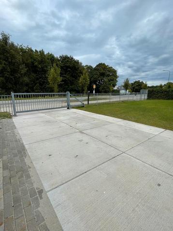 Stalen hekwerk met toegangspoorten beschikbaar voor biedingen