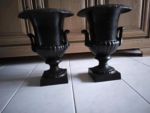 2 Prachtige gietijzeren versaille vazen met handvat €145,-, Tuin en Terras, Tuinvazen, Ophalen