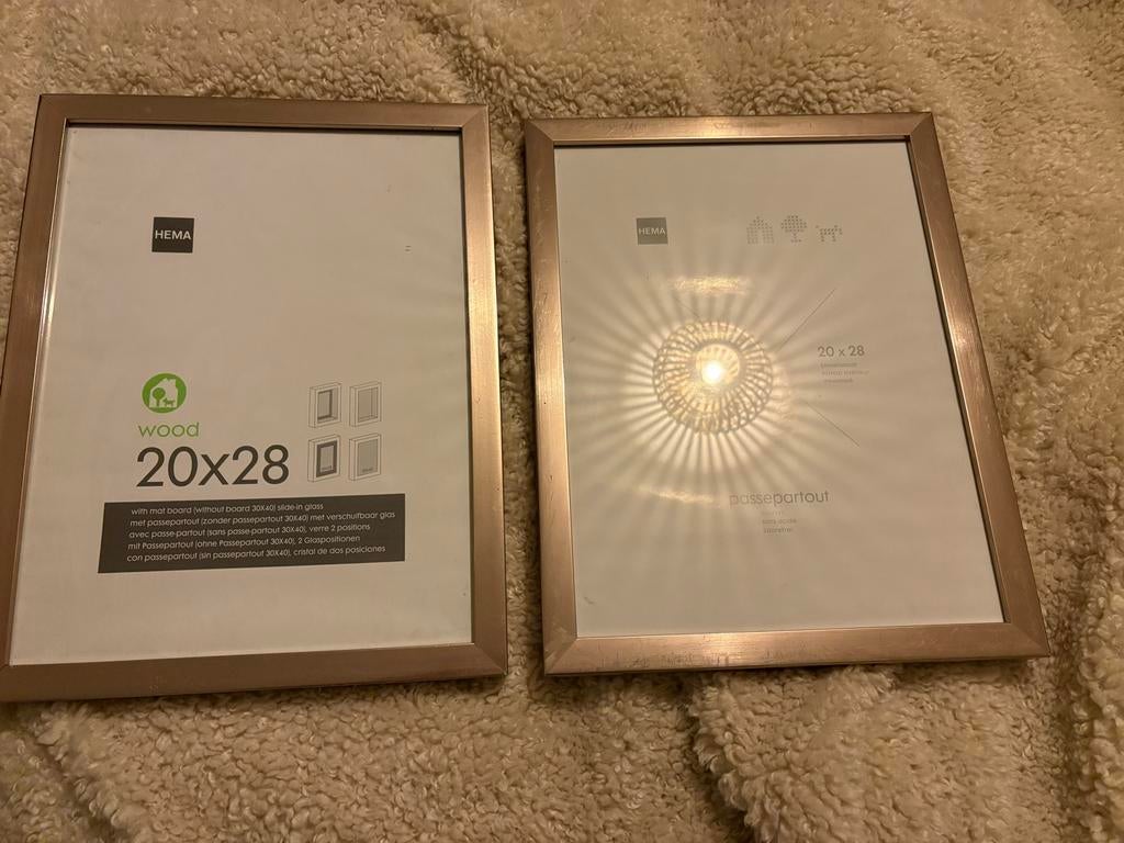 Twee zilverkleurige fotolijsten, Ophalen, Gebruikt