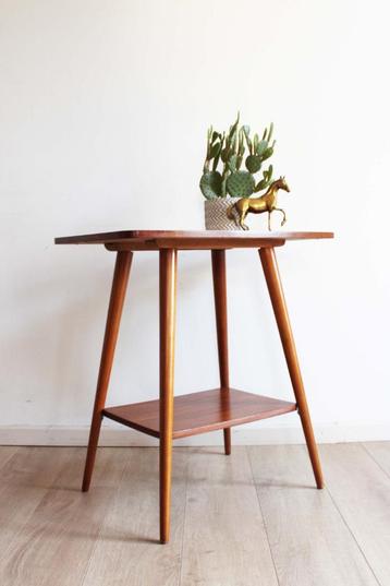 Houten vintage bijzettafel. Retro Mid Century tafel beschikbaar voor biedingen