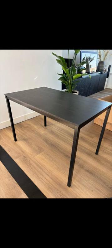 Bureau in erg goede staat van donker hout beschikbaar voor biedingen