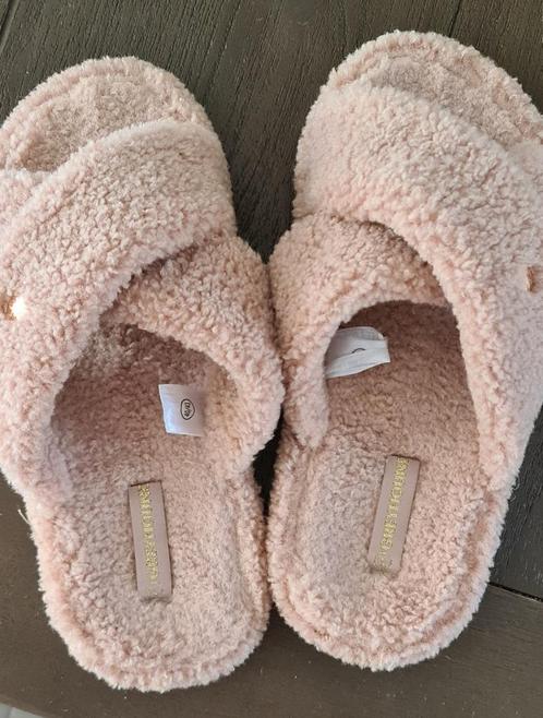 Als nieuw helaas te groot gekocht Greyhound pantoffel/slippe, Kleding | Dames, Schoenen, Zo goed als nieuw, Pantoffels of Sloffen