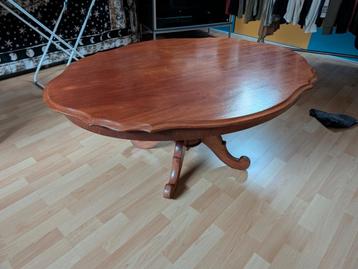 Houten Salontafel met Sierlijke Poten beschikbaar voor biedingen