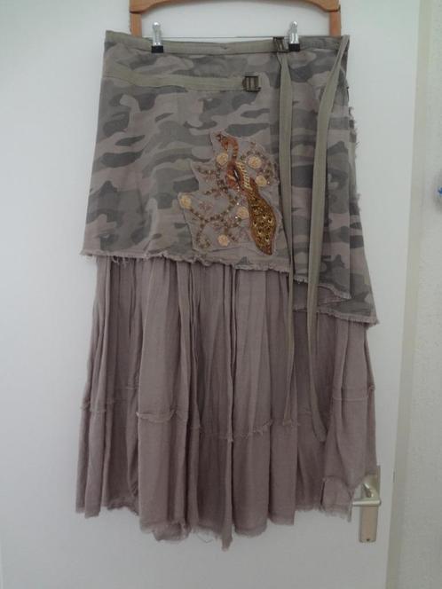 ROK: Army groen print met pauw, maat XXL / Mt 44 van DDP, Kleding | Dames, Rokken, Zo goed als nieuw, Maat 42/44 (L), Groen, Onder de knie
