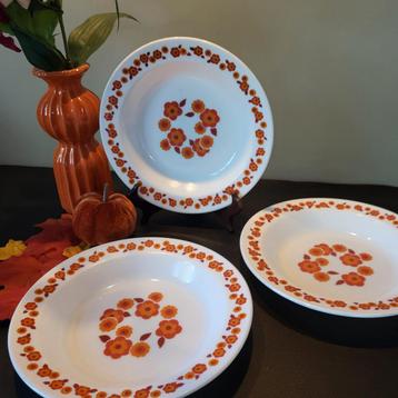 3 diepe borden Arcopal Lotus. 21.5 cm doorsnee. retro beschikbaar voor biedingen