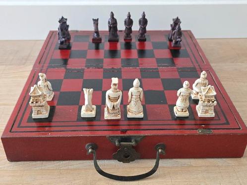 Antiek chinese (reis) koffer met prachtig schaakbord /spel, Antiek en Kunst, Antiek | Woonaccessoires, Ophalen of Verzenden