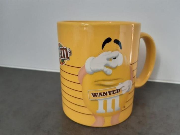 M&M, M&M's, mok, YELLO/GEEL, WANTED, puntgaaf, Huis en Inrichting, Keuken | Servies, Zo goed als nieuw, Kop(pen) en/of Schotel(s)