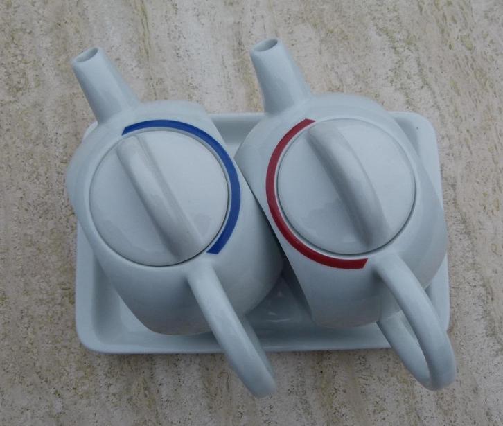 Douwe Egberts TEA FOR TWO Set van 2 Theepotjes op Dienblad, Huis en Inrichting, Keuken | Servies, Nieuw, Bord(en), Wedgwood, Aardewerk