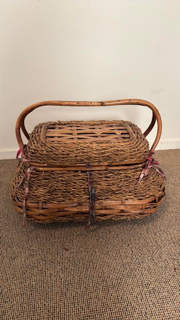 Grote rieten picknickmand met ruitjes voering, Huis en Inrichting, Woonaccessoires | Schalen en Manden, Ophalen of Verzenden, Zo goed als nieuw