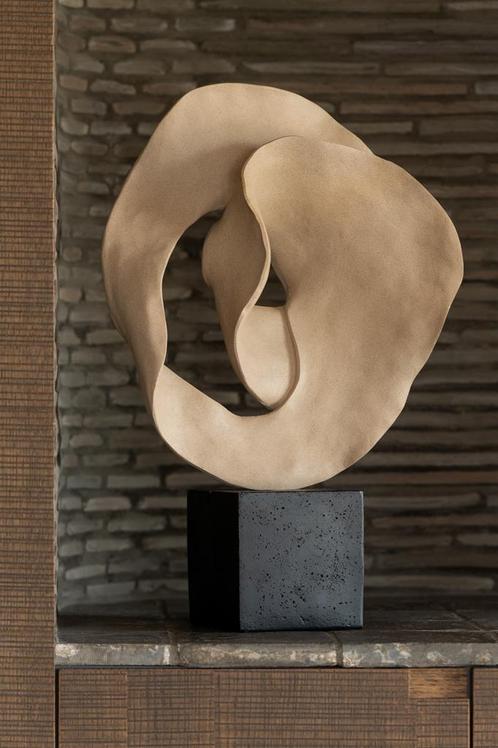 Ornament Deco Abstract Op Sokkel Resin Beige/Zwart, Huis en Inrichting, Woonaccessoires | Overige, Nieuw, Ophalen of Verzenden
