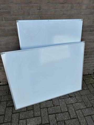 2 Magnetische White boards beschikbaar voor biedingen