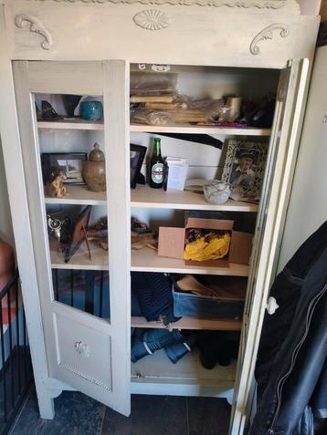 Antieke kast met glazen deur beschikbaar voor biedingen
