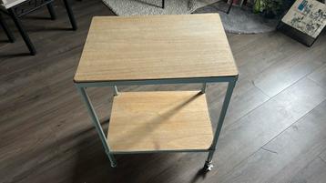 Tafel op wielen beschikbaar voor biedingen