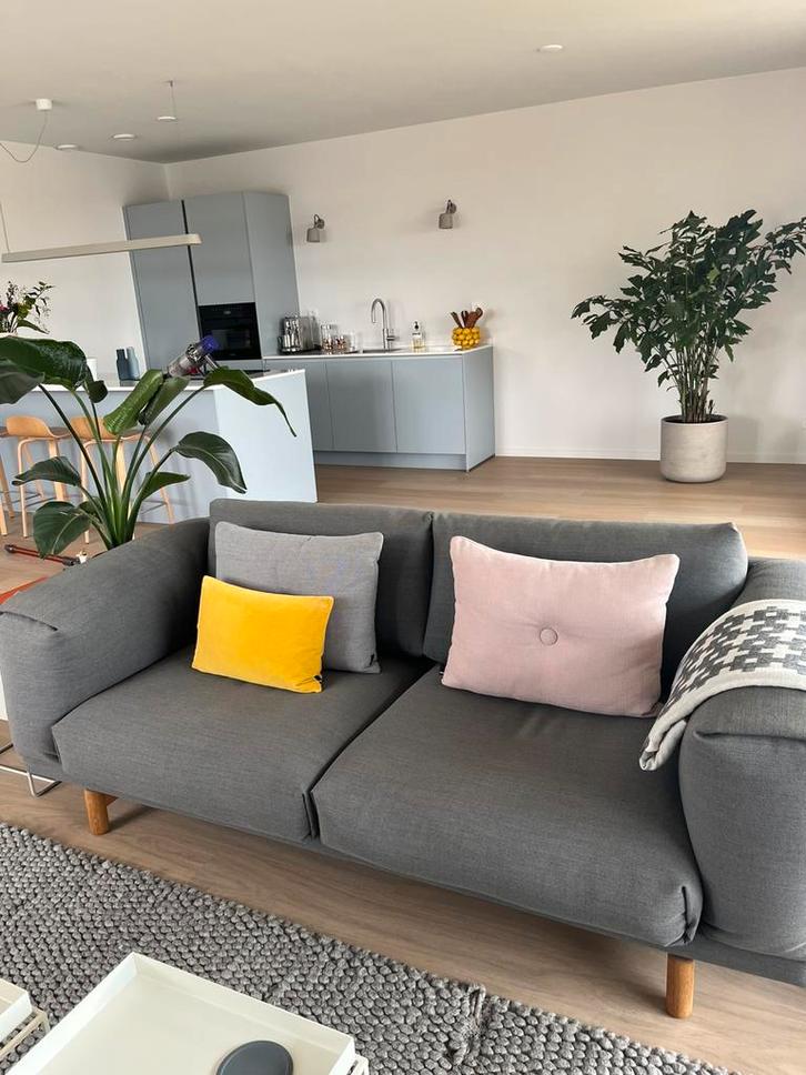 Muuto rest sofa 2 zits bank, Huis en Inrichting, Banken | Complete zithoeken, Zo goed als nieuw, Ophalen of Verzenden