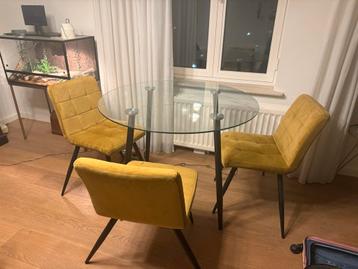 Glazen tafel + 3 gele fluwelen stoelen beschikbaar voor biedingen