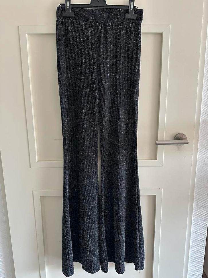 Flared broek zwart zilveren glitter Guts & Gusto M, Kleding | Dames, Broeken en Pantalons, Zo goed als nieuw, Maat 38/40 (M), Zwart