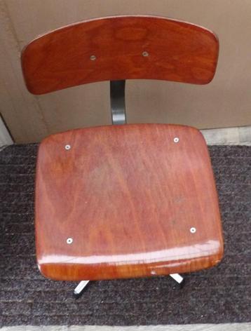 kinderstoel/ brocante school stoeltje beschikbaar voor biedingen