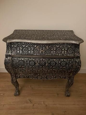 Brocante dressoir beschikbaar voor biedingen