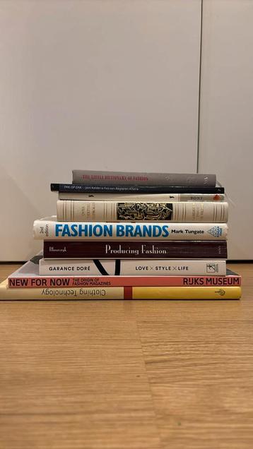 9 boeken over mode beschikbaar voor biedingen