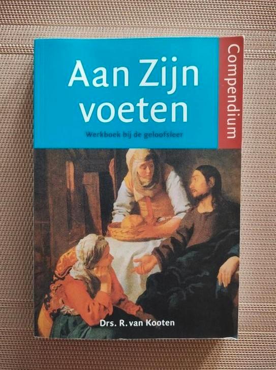 R. van Kooten - Compendium Aan Zijn voeten., Boeken, Godsdienst en Theologie, Zo goed als nieuw, Ophalen of Verzenden