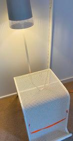 Nachtkastje + lampje, Ophalen, Metaal of Aluminium, 55 tot 75 cm, Zo goed als nieuw