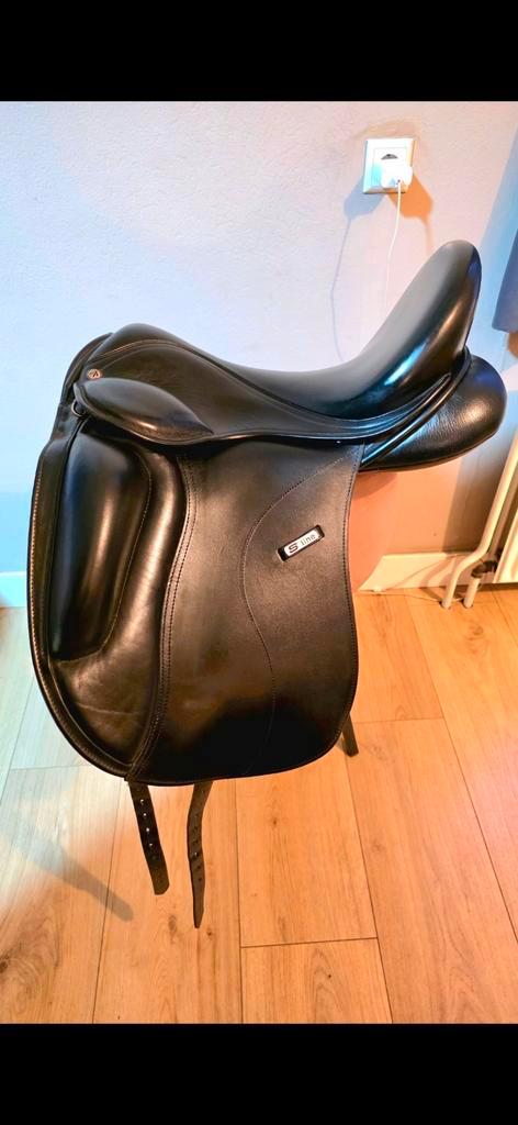 Anatomica Cygnus S-Line dressuurzadel 17,5 inch MW, Dieren en Toebehoren, Paarden en Pony's | Zadels, Zo goed als nieuw, Dressuur