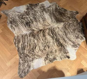 Koeienhuid kleed 179x185 cm beschikbaar voor biedingen