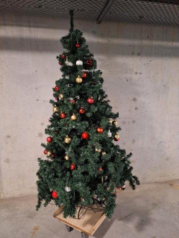 Kerstboom met uitrusting beschikbaar voor biedingen