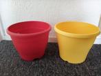 2x Kunststof bloempot geel en rood, hoogte 15 cm, Tuin en Terras, Bloempotten, Kunststof, Rond, Ophalen of Verzenden, Zo goed als nieuw