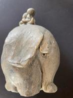 Olifantje keramiek met 2 kinderen op de rug gesigneerd, Ophalen of Verzenden