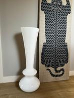 Zeldzaam grote vaas van melkglas, Ophalen, Wit, 75 cm of meer, Glas