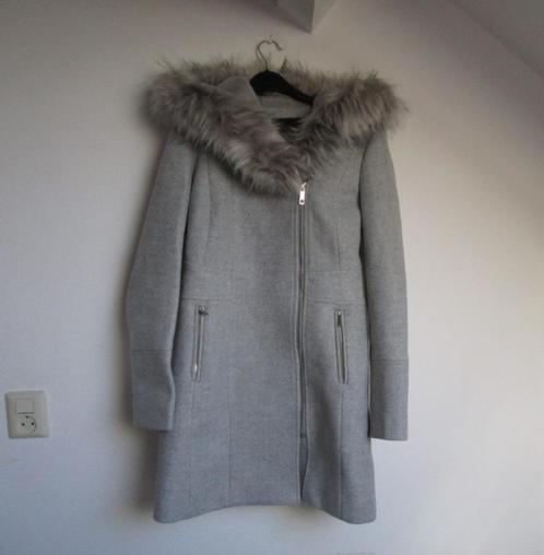 Nr.11: Mooie Winterjas S van Forever New grijs met nep bontk, Kleding | Dames, Jassen | Winter, Zo goed als nieuw, Maat 36 (S)