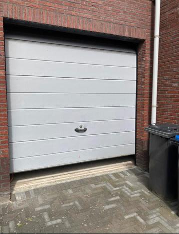Garage deur beschikbaar voor biedingen