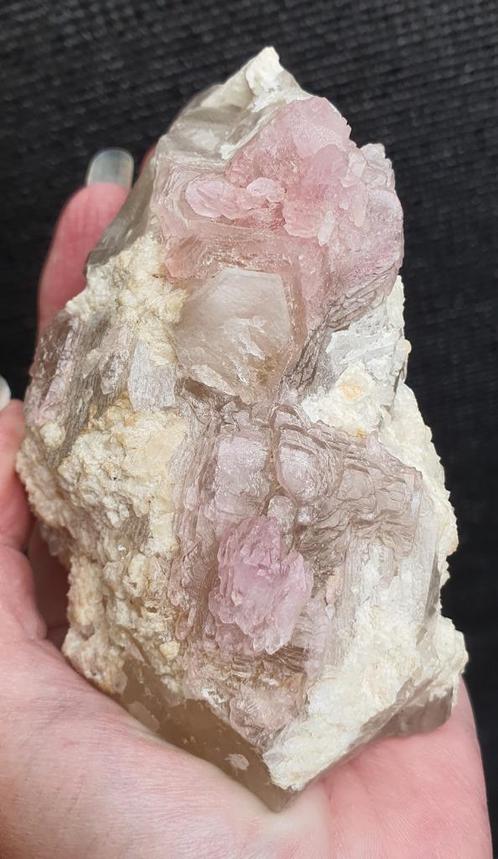 Zeldzaam! Gekristalliseerde Rozenkwarts op Rookkwarts! Love!, Verzamelen, Mineralen en Fossielen, Mineraal, Ophalen of Verzenden