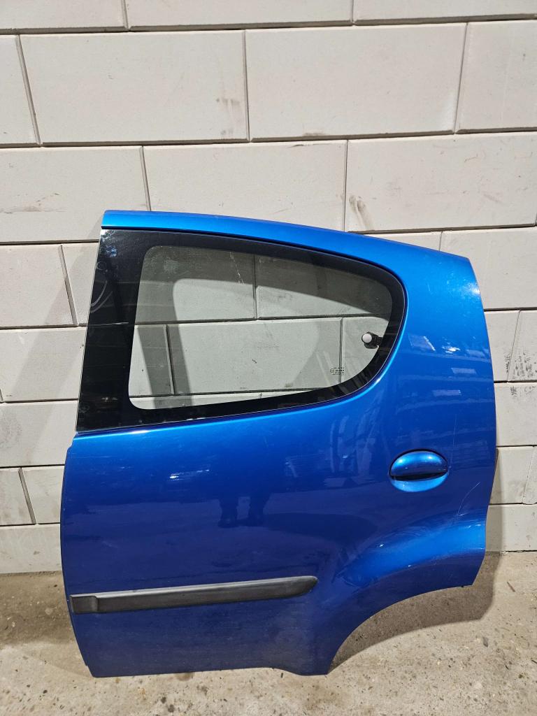 LINKERACHTERDEUR PEUGEOT 107/ CITROËN C1 LICHTBLAUW, Auto-onderdelen, Carrosserie en Plaatwerk, Niet ingevuld, Gebruikt, Citroën