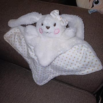 Konijnen knuffeldoek, wit pluizig en bruine stippen. beschikbaar voor biedingen