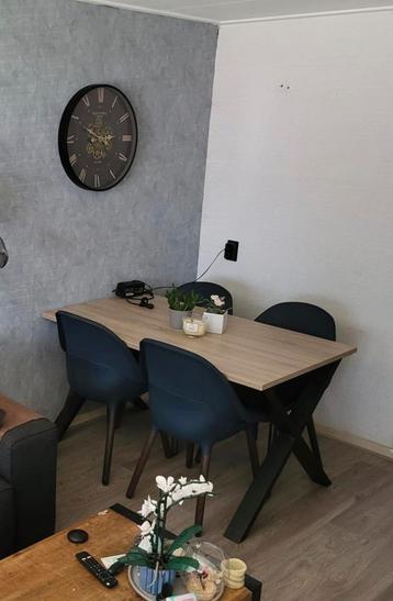 Eethoek met 4 stoelen beschikbaar voor biedingen