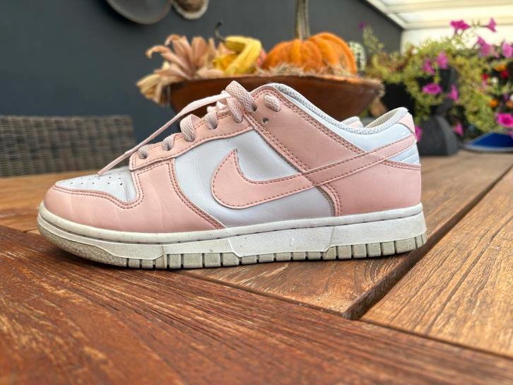 Nike Dunk Low Pale Coral - Maat 38, Kleding | Dames, Schoenen, Zo goed als nieuw, Sneakers of Gympen, Roze, Ophalen of Verzenden