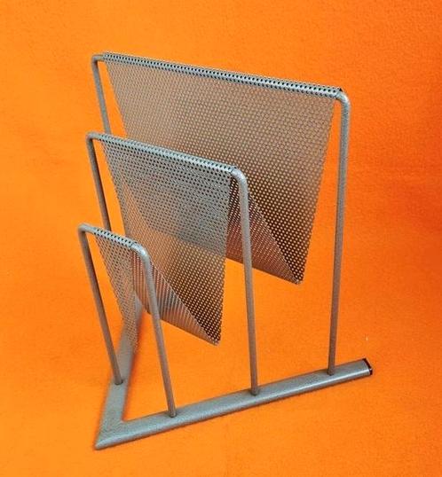 Brutalist Magazine/vinyl rack in perforated gray metal retro, Huis en Inrichting, Woonaccessoires | Krantenbakken en Lectuurbakken