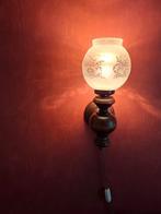 2 x een vintage wandlamp met glazen kap en houten Armatuur, Ophalen of Verzenden, Gebruikt, Glas, Vintage