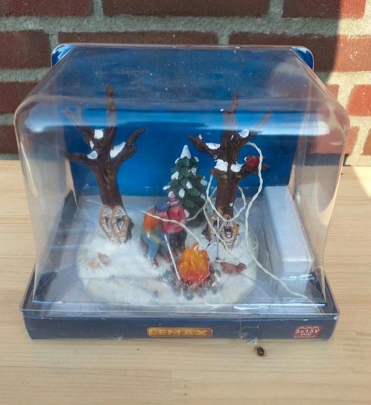 Lemax "Staying Warm" #04224, Diversen, Kerst, Zo goed als nieuw, Ophalen of Verzenden