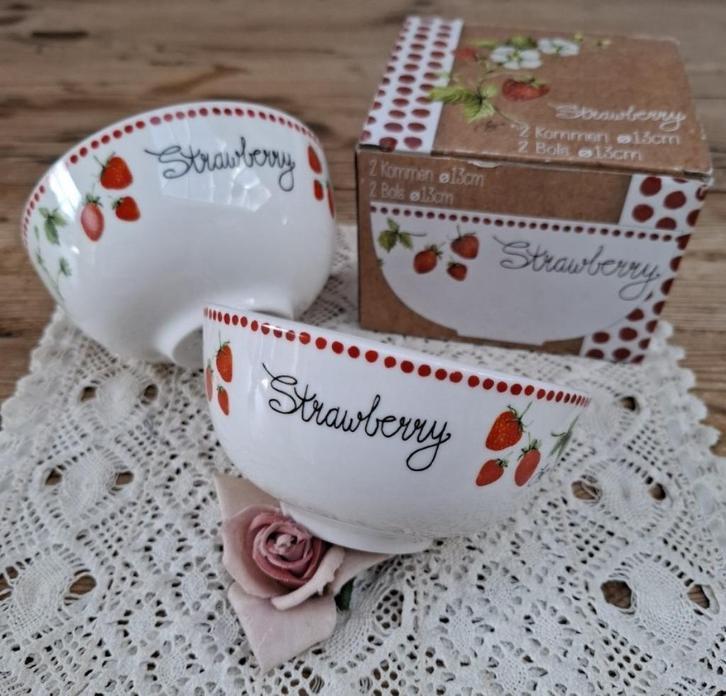 2 Jet Strawberry kommen, Huis en Inrichting, Keuken | Servies, Zo goed als nieuw, Kom(men), Overige stijlen, Aardewerk, Ophalen of Verzenden