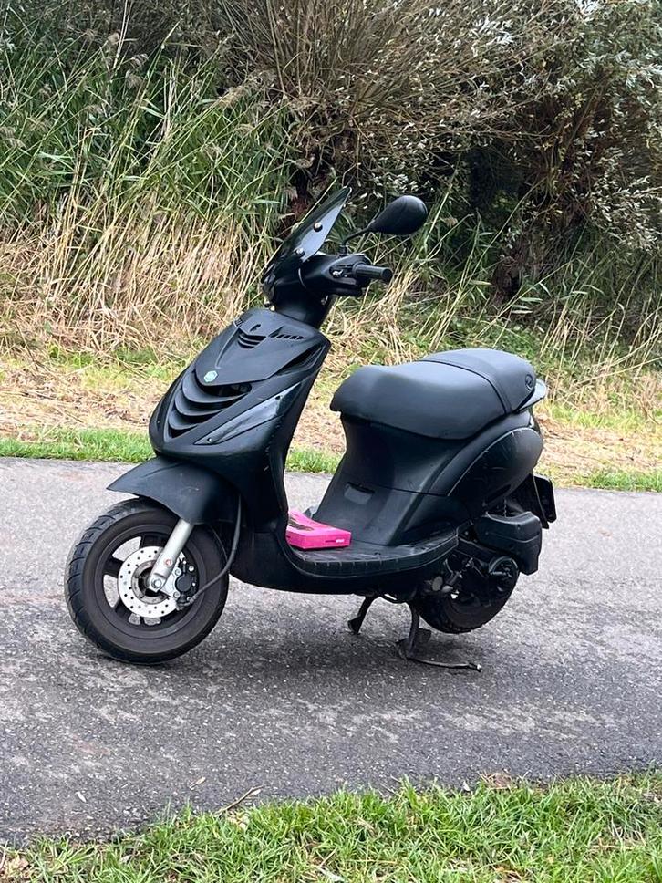 ️Piaggio Zip Matt Zwart‼️, Fietsen en Brommers, Scooters | Piaggio, Zo goed als nieuw, Zip, Maximaal 25 km/u, Benzine, Ophalen