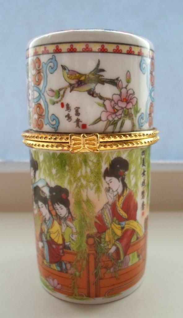 Porseleinen Pillendoosje., Antiek en Kunst, Curiosa en Brocante, Ophalen of Verzenden