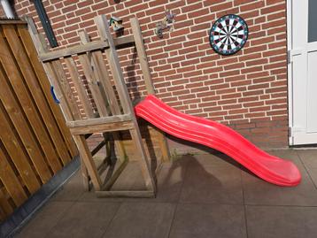 Houten speelhuisje met glijbaan beschikbaar voor biedingen