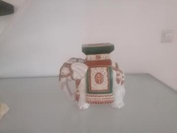 Keramische Olifant Plantenstandaard beschikbaar voor biedingen