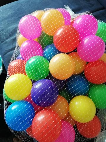 59 nieuwe ballenbak ballen in regenboogkleuren beschikbaar voor biedingen