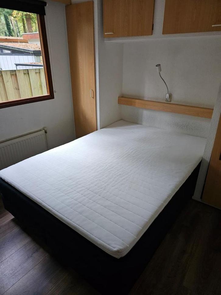 Mooie boxspring zwart 1.40 bij 2.00, Huis en Inrichting, Slaapkamer | Boxsprings, Zo goed als nieuw, 140 cm, Tweepersoons, Zwart