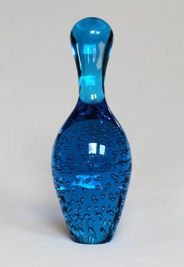 Blauw Glazen Bowling Kegel met gekontroleerde luchtbellen beschikbaar voor biedingen
